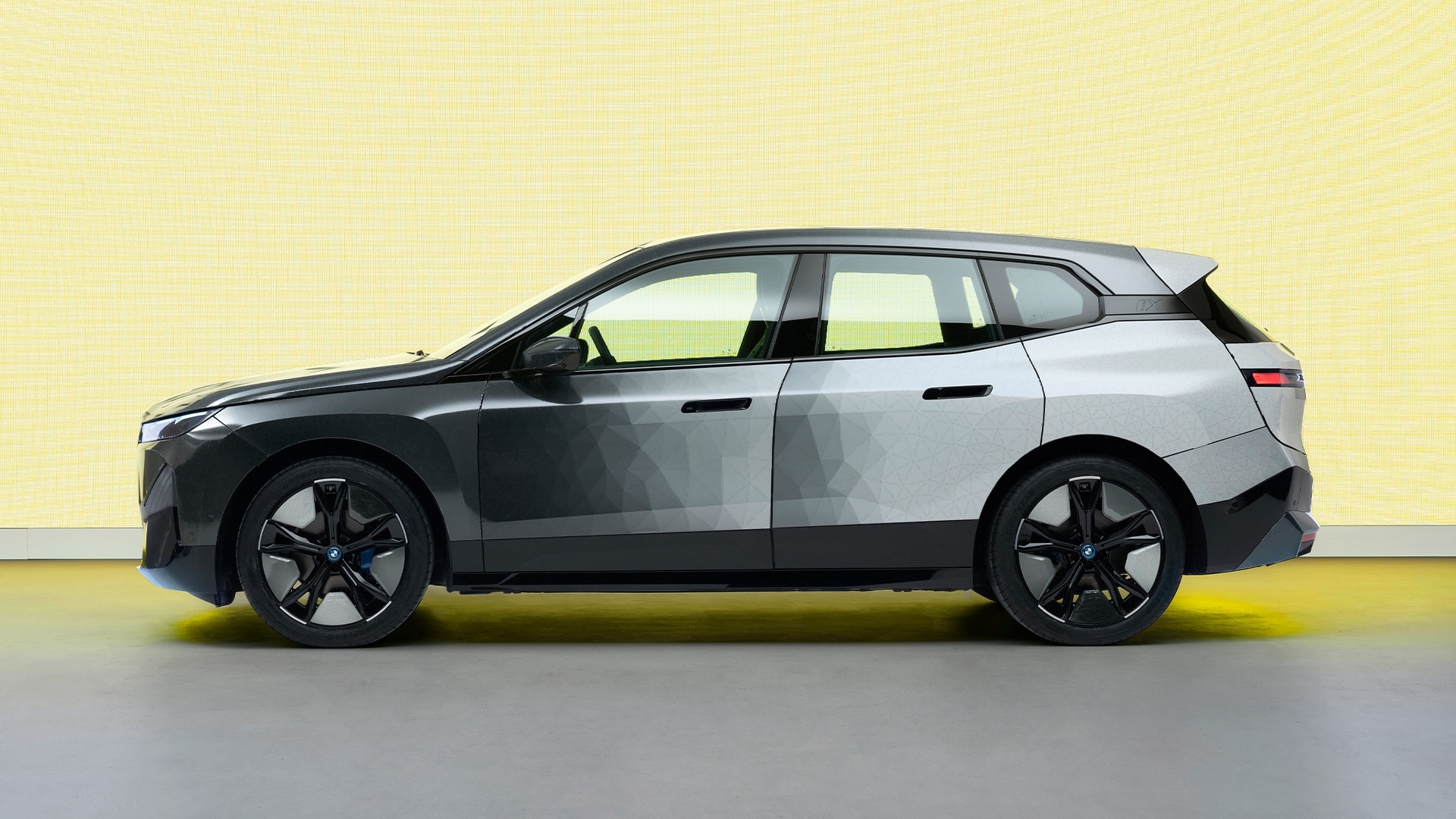 When the BMW of the future changes its exterior colour at the touch of a button