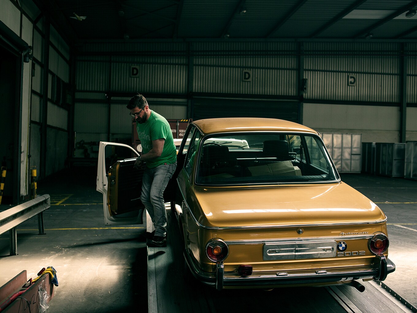 Sebastian Frenkel has transferred his BMW 2002 Automatic to Potsdam. There, a mechanic friend is giving it the finishing touches.