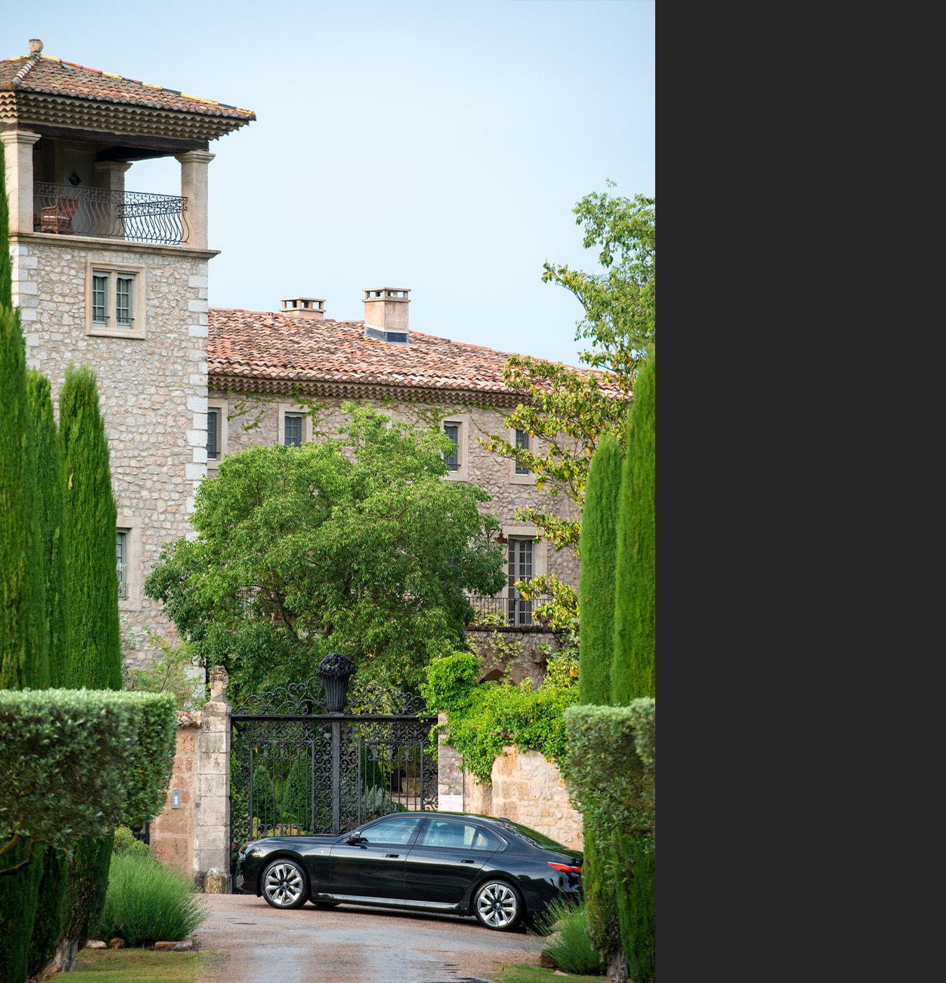 Château de Berne, BMW i7, luxury hotel, luxury, conscientious travel, Provence, electromobility